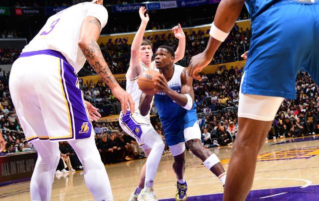 米兰体育app-马龙击败老对手浓眉，晋级之路一路高歌！